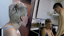 Русский блондин сногсшибательно раздел девушку и поимел её киску верхом и в позе раком с поцелуями